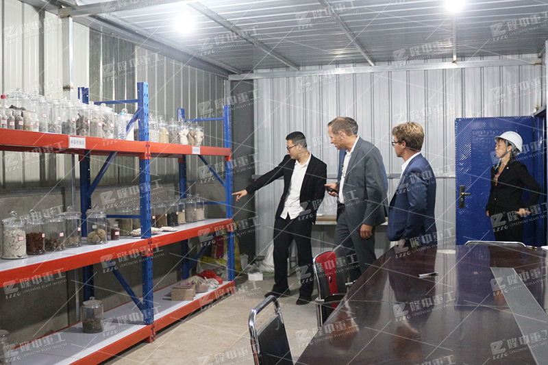 客户3377体育参观物料分析研究室