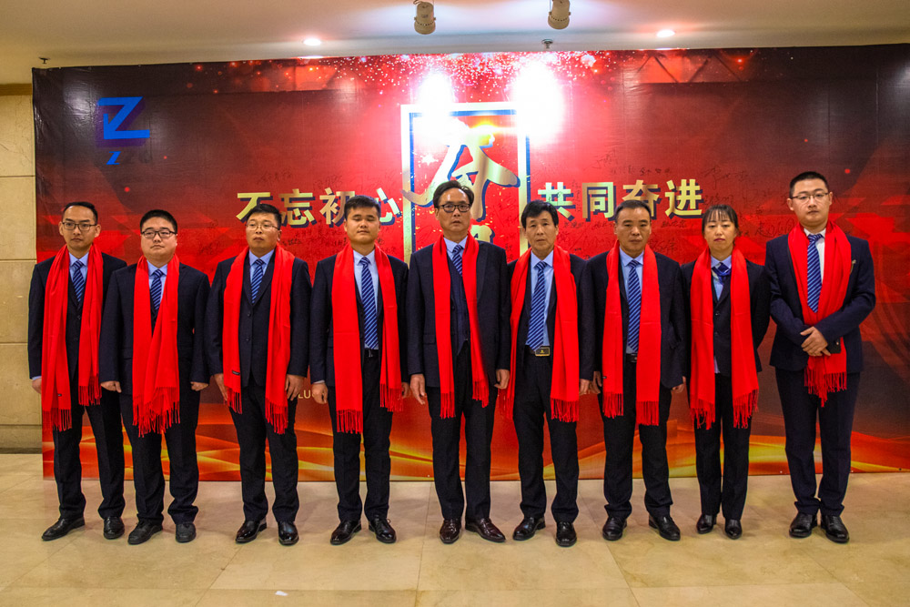 3377体育主要负责人在签到墙前合影留念